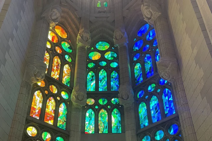 Blaue, grüne und rote Buntglasfenster in der Sagrada Familia